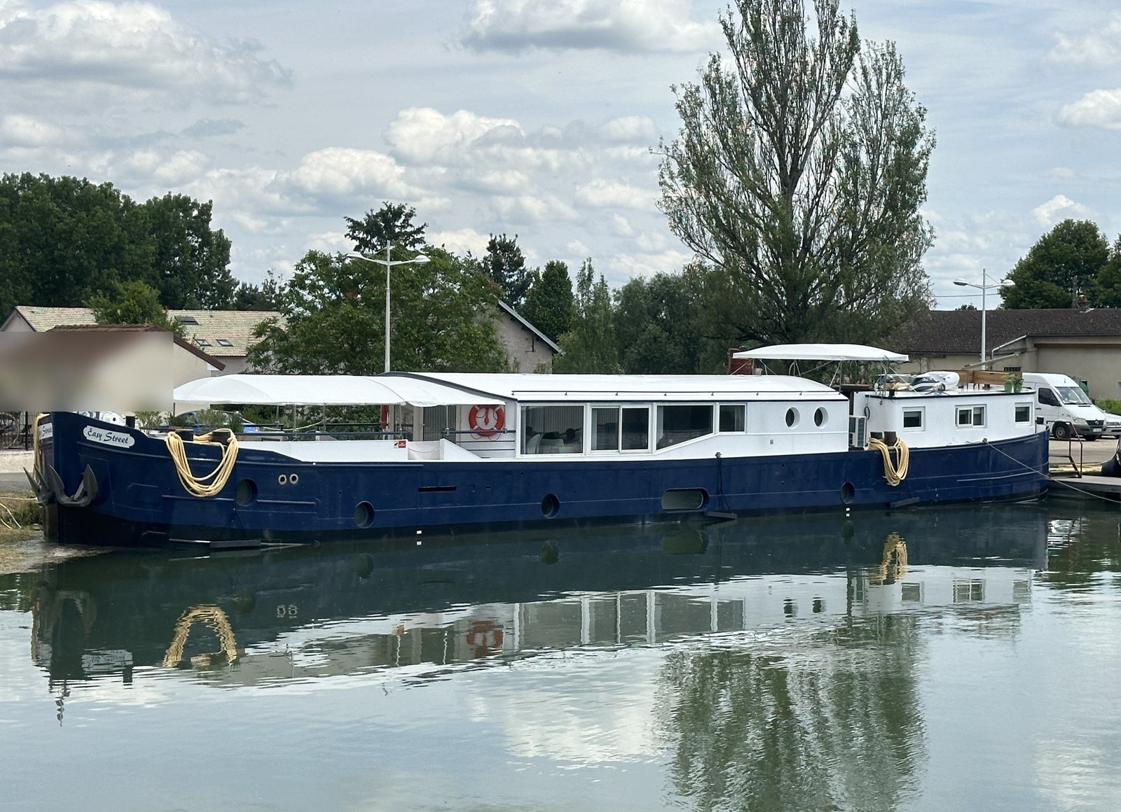 Péniche à quai sur le canal de Bourgogne